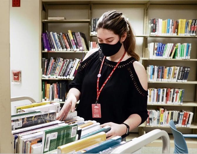 Library Volunteer Shelver 670x522 